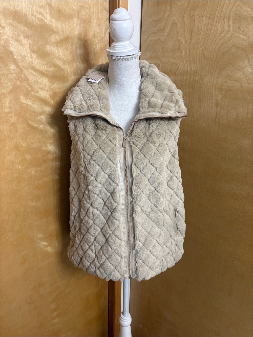 NWT Carmen Marc Valvo Faux Fur Beige Vest Size M